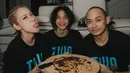 Diketahui BCL membuat sendiri kue ulang tahun untuk Tiko. Pelantun tembang Pernah Muda itu memang sering membuat kue khusus untuk orang tersayangnya. Lewat salah satu komentar unggahan netizen di kolom komentar, kue andalan BCL ini sangat enak. Teman-teman BCL pun mengakuinya. Netizen pun meminta BCL membuka toko kue dan menjual kue andalannya ini. (Liputan6.com/IG/@itsmebcl)
