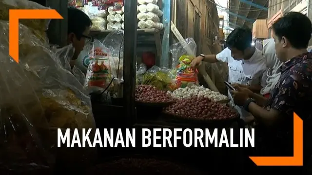 Petugas dinas kesehatan Kabupaten Banjarnegara menyita puluhan kilogram makanan yang mengandung formalin dan pewarna tekstil.