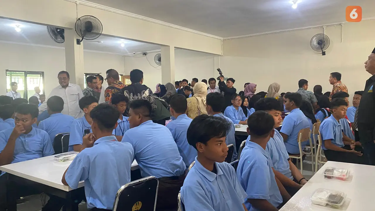 Kunjungan Menko PM ke Sekolah Rakyat 21 Universitas Negeri Surabaya, pada Kamis (14/8/2025).