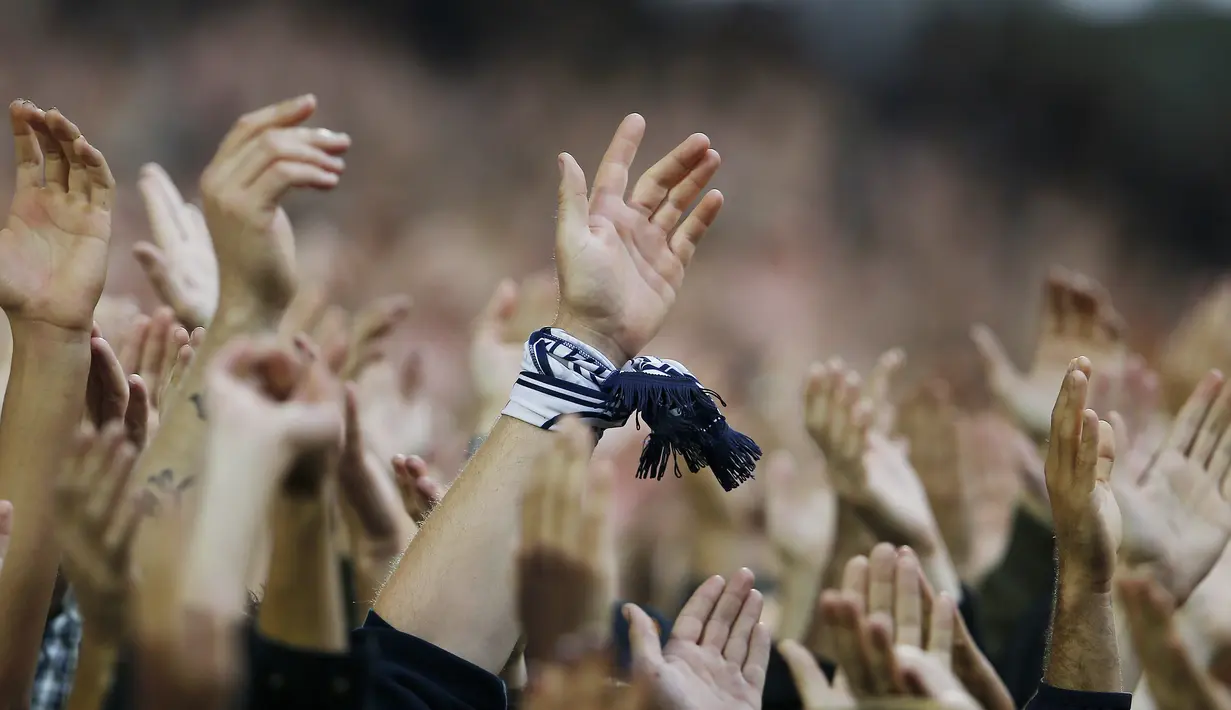 Aksi suporter Bordeaux saat melawan Liverpool dalam laga Grup B Liga Europa di Bordeaux, Jumat (18/9/2015) dini hari WIB. (Action Images via Reuters/Lee Smith)