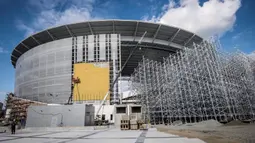 Pekerja menyelesaikan renovasi Stadion Yekaterinburg Arena, Sverdlovsk Oblast, Jumat (19/8/2017). Stadion yang berdiri sejak 1957 ini akan menjadi satu dari 12 stadion penyelenggara Piala Dunia 2018 Rusia. (AFP/Mladen Antonov)