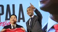 Ketua PSSI, Erick Thohir, dan pelatih anyar Timnas Indonesia,&nbsp;Patrick Kluivert, dalam sesi konfrensi pers di Hotel Mulia, Jakarta, Minggu (12/1/2025) sore WIB. (Bola.com/Bagaskara Lazuardi)