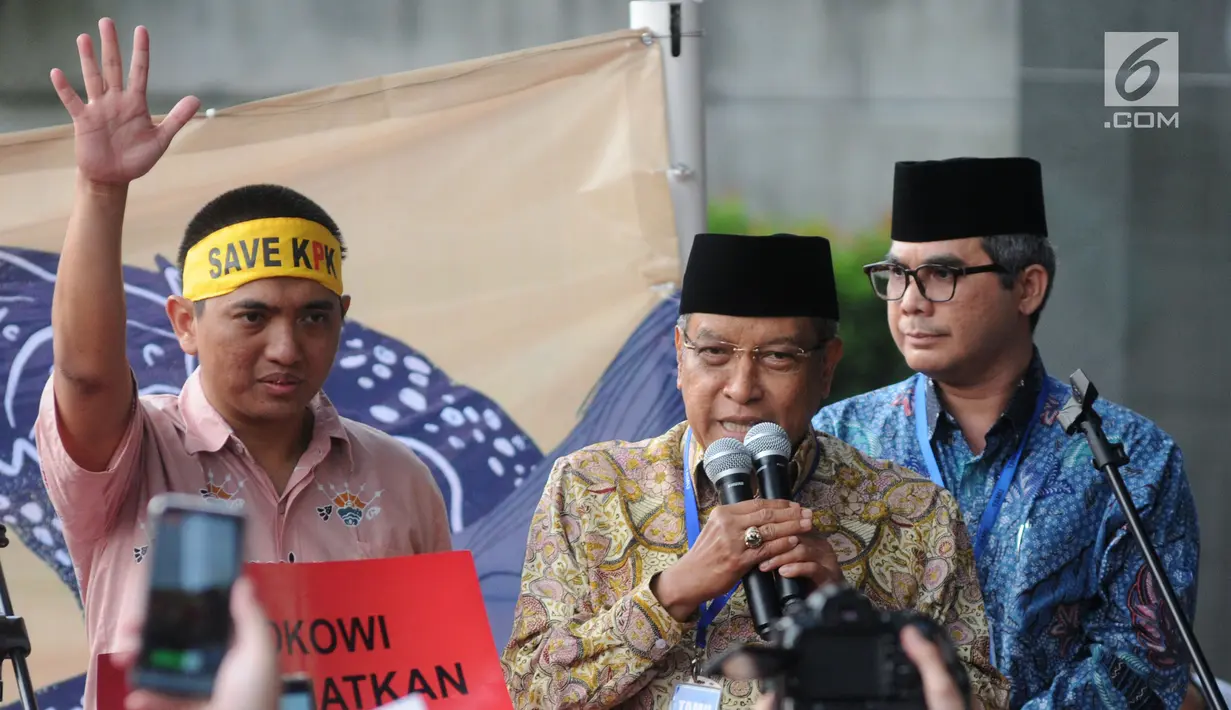Ketum PBNU KH Said Aqil Siradj dan Ketua Wadah Pegawai KPK Yudi Purnomo Harahap saat pidato aksi dukung capim KPK bersih di Gedung KPK, Jumat (30/08/2019). Said Aqil Siradj memberikan dukungan kepada lembaga antirasuah yang dinilai jujur dan berkeadilan. (merdeka.com/Dwi Narwoko)