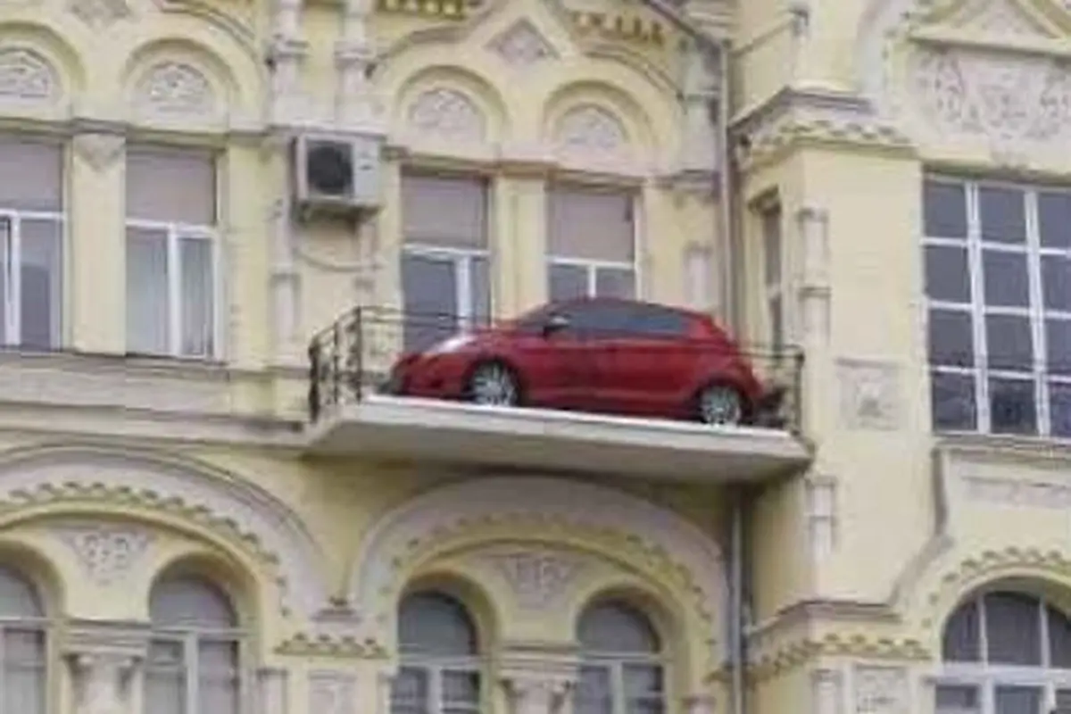 cara parkir mobil nyeleneh