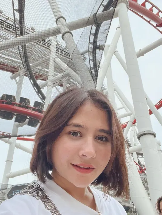Menikmati akhir pekan di negara tetangga, Prilly menikmati wahana permainan yang ada di sana. Masih dalam unggahan yang sama, pemain web series 'My Lecturer My Husband' itu juga sempat mengunjungi pantai. Ia berfoto di pinggir pantai dengan pasirnya yang berkilau. (Liputan6.com/IG/@prillylatuconsina96)