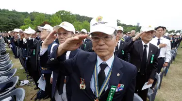 Sejumlah veteran perang Korea Selatan saat mengikuti upacara Memorial Day di pemakaman nasional di Seoul, Korea Selatan, Selasa, (6/6). Hari Peringatan Korea Selatan diadakan setiap tanggal 6 Juni. (AP Photo/Ahn Young-joon)
