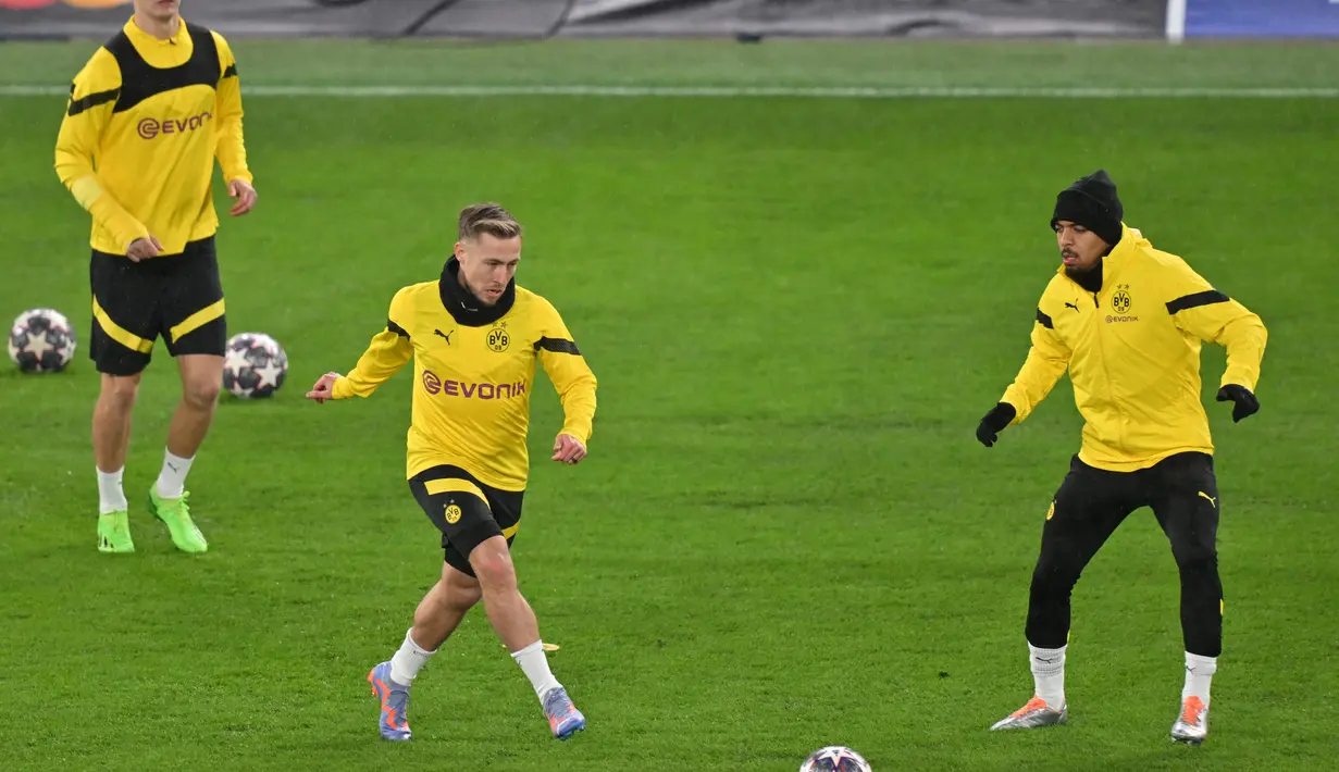Bek Borussia Dortmund, Felix Passlack (tengah) dan rekan satu timnya mengikuti sesi latihan di Stamford Bridge di London (6/3/2023).Pada pertemuan pertamaDortmund menang tipis atas Chelsea dengan skor 1-0. Gol semata wayang klub asal Bundesliga tersebut dibukukan Karim Adeyemi di menit ke 63. (AFP/Glyn Kirk)