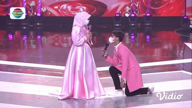 Rizky Billar Melamar Lesti Kejora di atas panggung "Intimate Concert Leslar's Dream Wedding" yang digelar Indosiar