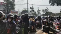 Suasana pemudik melintas jalur Pantura Cirebon semakin padat. Foto (Liputan6.com / Panji Prayitno)