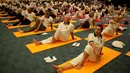 Para diplomat dari berbagai negara melakukan yoga bersama untuk memperingati Hari Yoga Internasional di New Delhi, India, Jumat (21/6/2019). Hari Yoga Internasional yang diperingati setiap tanggal 21 Juni mulai dilakukan pada tahun 2014. (AP Photo/Altaf Qadri)