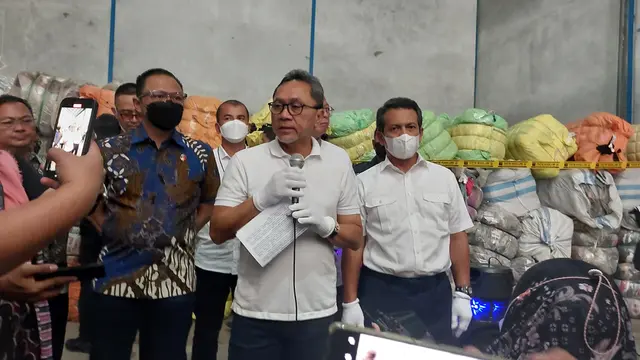 Menteri Perdagangan Zulkifli Hasan melakukan pemusnahan 750 bal pakaian bekas impor ilegal. Nilainya diperkirakan Rp 8-9 Miliar di komplek pergudangan Grasia, Karawang, Jawa Barat, Jumat (12/8/2022).