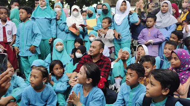 Ketum PSI Giring Ganesha bersama anak-anak SDN Pondok Cina 1 Depok