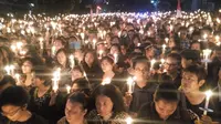 Ribuan warga Bandung menyalakan lilin untuk NKRI. (Liputan6.com/Huyogo Simbolon)