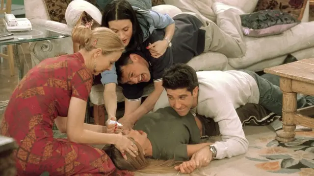 Potret Kebersamaan Phoebe, Rachel, Monica, Joey, Chandler, dan Ross dalam Salah Satu Episode Friends