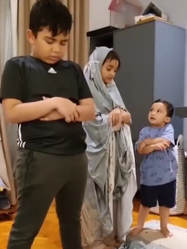 Anak Shiren dan Zaskia salat jamaah (Instagran/zaskiasungkar15)