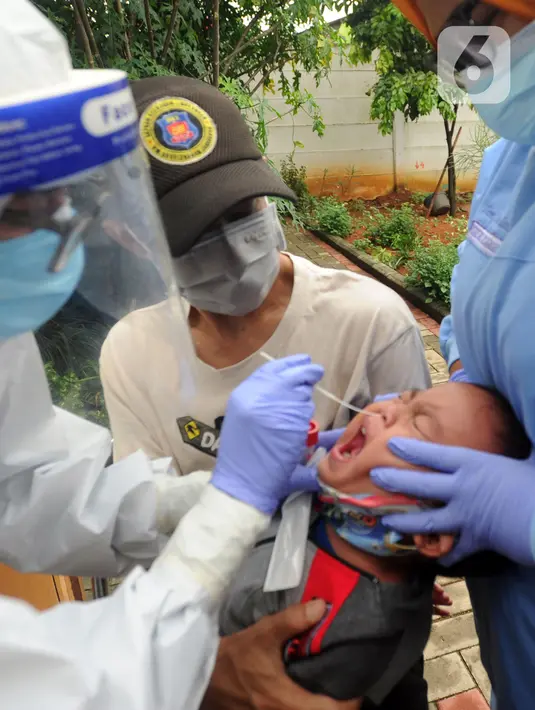 Ekspresi seorang anak saat menjalani swab test massal di Puskesmas Ciganjur, Jakarta Selatan, Kamis (7/1/2020). Swab test gratis yang diadakan oleh Sudinkes Jakarta Selatan tersebut dilakukan terhadap puluhan warga. (merdeka.com/Arie Basuki)