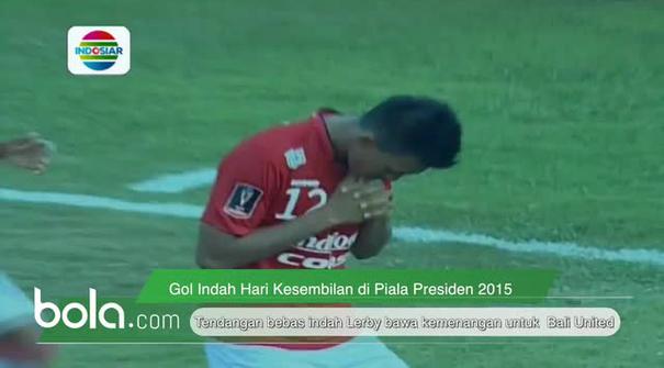 Penyerang Bali United, Lerby Eliandry melepaskan tendangan bebas indah yang mengarah ke sisi kiri gawang Usman Pribadi. 2-1 Bali United unggul atas Persita Tangerang di Stadion I Wayan Dipta, Gianyar Bali, Senin (7/8/2015).