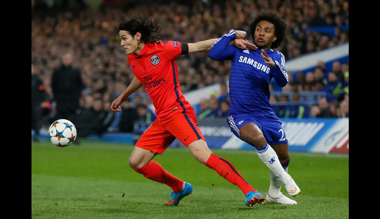 Penyerang PSG, Edinson Cavani berebut bola dengan pemain Chelsea Willian pada leg kedua 16 besar Liga Champions di Stadion Stamford Bridge, London, Inggris (11/3/15) . Chelsea bermain imbang 2-2 dengan Paris St Germain. (Reuters/Stefan Wermuth)