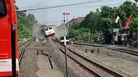 Nampak detik-detik kereta api Pandalungan anjlok di Tanggulangain Sidoarjo (Istimewa)