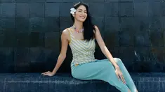 Selipkan bunga kamboja di telinganya, Aulia Sarah semakin terlihat memesona. Senyum manis yang dipamerkannya pun sukses bikin pangling. Meski hanya sebuah hiasan simpel di telinga, bunga kamboja ini dapat mendukung penampilan seseorang, apalagi ketika tengah menikmati liburan. (Liputan6.com/IG/@owliasarah)