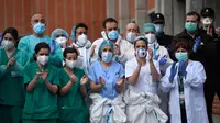 Petugas kesehatan bertepuk tangan untuk mengenang Esteban, perawat yang gugur karena virus corona COVID-19 di Rumah Sakit Severo Ochoa di Leganes, Spanyol, Jumat (10/4/2020). Hingga Minggu (12/4/2020) pagi, total kasus COVID-19 di Spanyol sebanyak 163.027. (Photo by PIERRE-PHILIPPE MARCOU/AFP)