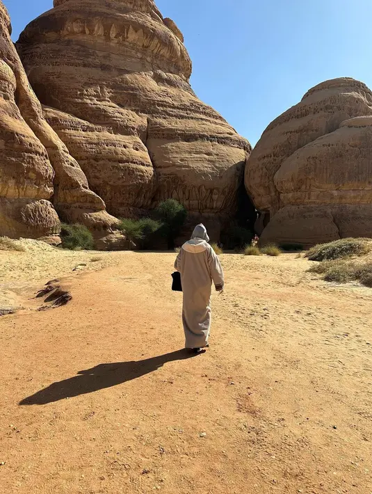Di potret lainnya, Georgina terlihat mengenakan abaya putih. [@georginagio/@cristiano]