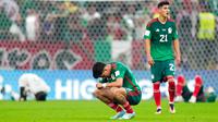 Reaksi pemain Meksiko Kevin Alvarez usai melawan Arab Saudi pada pertandingan sepak bola Grup C Piala Dunia 2022 di Stadion Lusail, Lusail, Qatar, 30 November 2022. Meksiko menang 2-1 tetapi gagal melaju ke babak 16 besar Piala Dunia 2022. (AP Photo/Manu Fernandez)