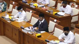 Menteri Agama Yaqut Cholil Qoumas saat mengikuti rapat kerja dengan Komisi VII DPR di Kompleks Parlemen, Senayan, Jakarta, Senin (15/3/2021). Rapat kerja tersebut membahas persiapan penyelenggaraan ibadah haji 1442 H/2021 M dan vaksinasi jemaah haji. (Liputan6.com/Angga Yuniar)