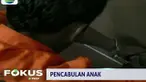 Dalam menjalankan aksinya, pelaku mengiming-imingi para korban dengan uang Rp 10 ribu dan meminjamkan telepon genggamnya untuk dimainkan korban.