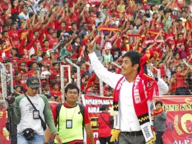 Pelatih PS Semen Padang FC, Nil Maizar melambaikan tangan kepada pendukung PS Semen Padang FC di Staion H.Agus Salim Padang, Sumbar, Sabtu (14/4). Nil Maizar saat ini resmi akan menjadi pelatih Tim Nasional Indonesia yang ditunjuk PSSI menggantikan Ajisantoso. (Antara)