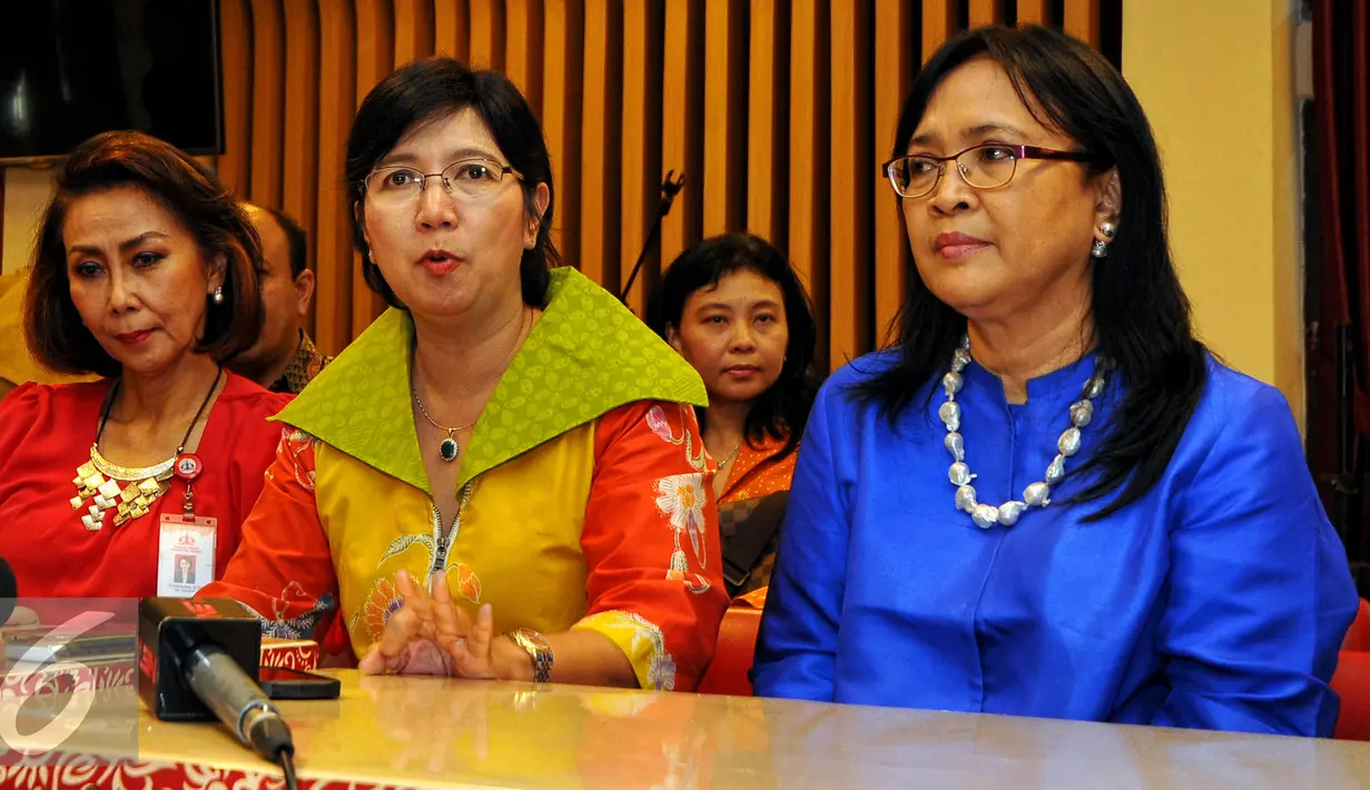 Ketua Pansel Pimpinan KPK Destry Damayanti (tengah) memberikan keterangan pers terkait Seleksi tahap III calon pimpinan KPK di Pusdiklat Kemenkes, Jakarta, Senin (27/7/2015). (Liputan6.com/Yoppy Renato)