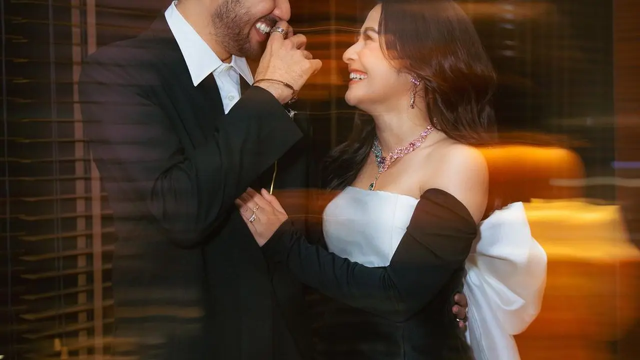 Adu Akting, Ini 7 Potret Prilly Latuconsina Bareng Refal Hady yang Bikin Baper