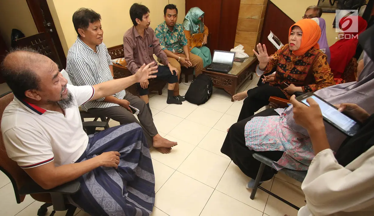 Sejumlah calon jemaah mendatangi rumah pemilik biro penyelenggara umrah PT Assyifa Mandiri Wisata, Ali Zainal Abidin, di Pondok Bambu, Jakarta, Kamis (7/9). Mereka meminta kejelasan uang yang telah diserahkan sejak 2016. (Liputan6.com/Immanuel Antonius)