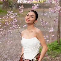 Ariel Tatum tampil memukau dengan makeup look minimalis yang justru semakin menonjolkan kecantikan alaminya. [@arieltatum].