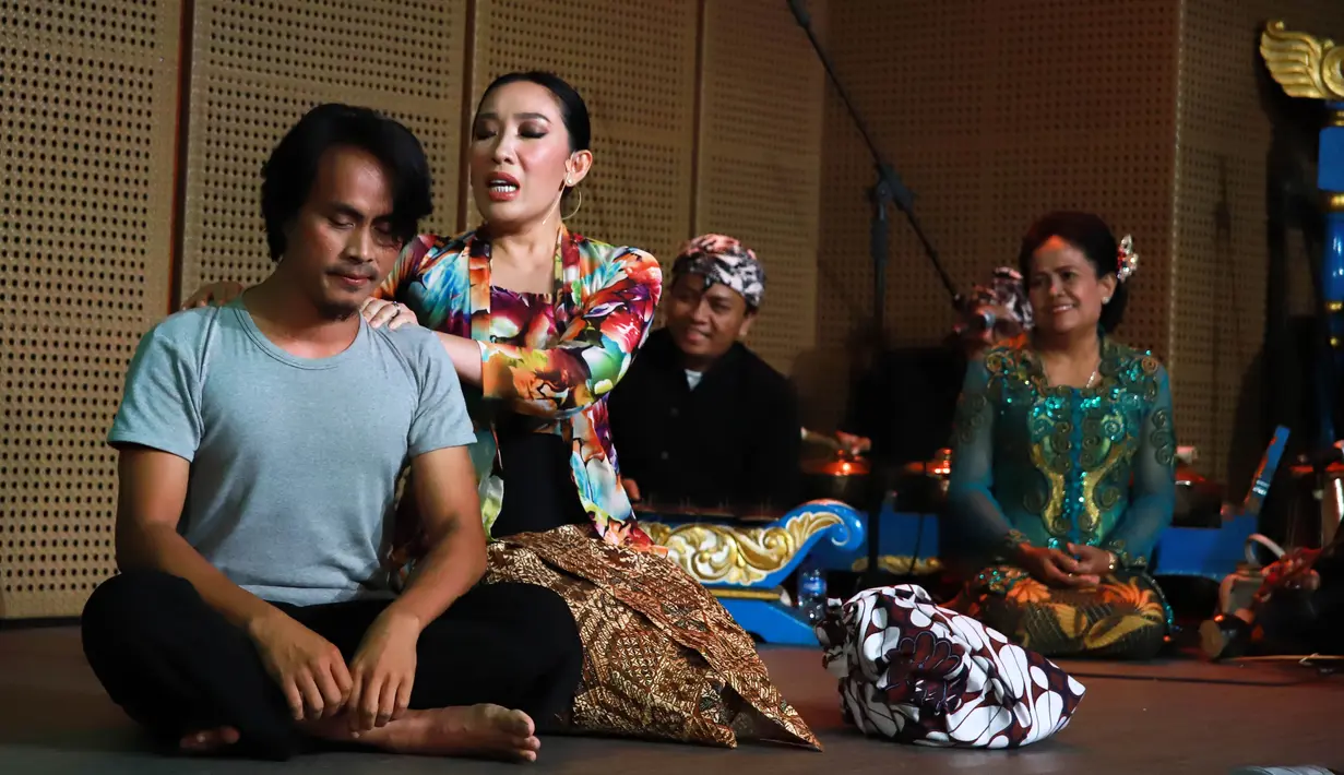 Hal senada juga disampaikan oleh Renitasari Adrian selaku Program Director Galeri Indonesia Kaya. “Kolaborasi Ary Kirana dan Miss Tjitjih merupakan upaya kami mengingatkan kembali para penikmat seni dengan kebudayaan Sunda dengan sentuhan komedi.” [Foto: Dok. Galeri Indonesia Kaya/Fimela.com]