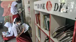 Anak-anak membaca buku di perpustakaan yang disediakan di Ruang Publik Terpadu Ramah Anak (RPTRA) Manggis, Kelurahan Kemanggisan, Kecamatan Palmerah, Jakarta Barat, Senin (31/10/2022). RPTRA Manggis menyediakan perpustakaan yang difasilitaskan untuk anak-anak sebagai upaya meningkatkan minat baca serta literasi tambahan usai jam sekolah. (merdeka.com/Iqbal S. Nugroho)
