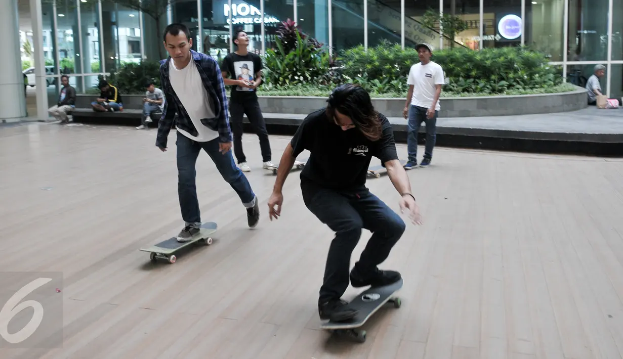 Skater menunjukan keahlian mereka bermain papan skate di One Belpark, Fatmawati, Jakarta Selatan, Minggu (29/10). One Belpark hadirkan kegiatan skate coaching clinic dan virtual racing oleh pembalab mobil nasional. (Liputan6.com/Yoppy Renato)