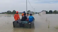 Petugas BPBD Gresik mengevakuasi korban banjir ke lokasi aman. (Istimewa)