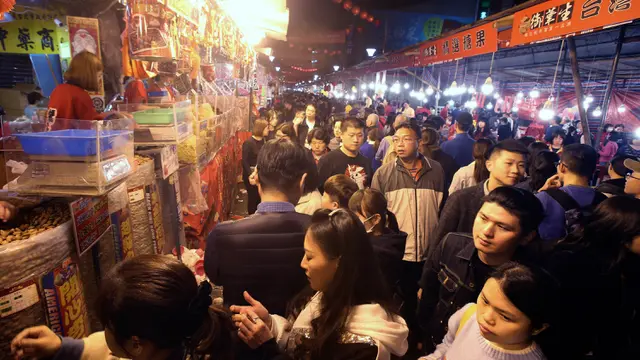 Warga Belanja Kebutuhan Imlek di Taiwan