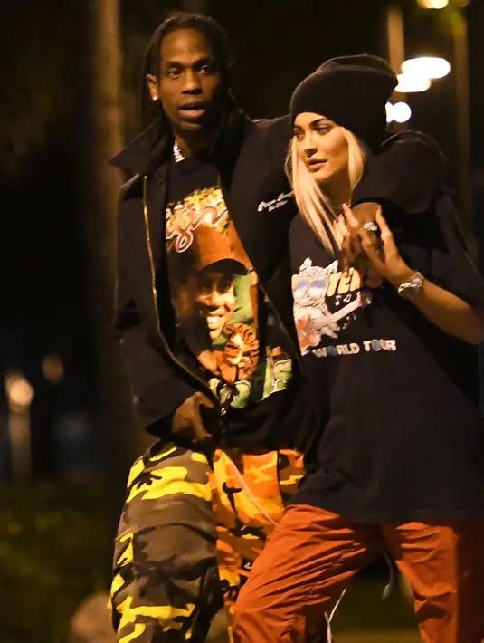 Dilansir dari HollywoodLife, hubungan Kylie dan Travis semakin dekat usai kelahiran Stormi. (PopSugar)