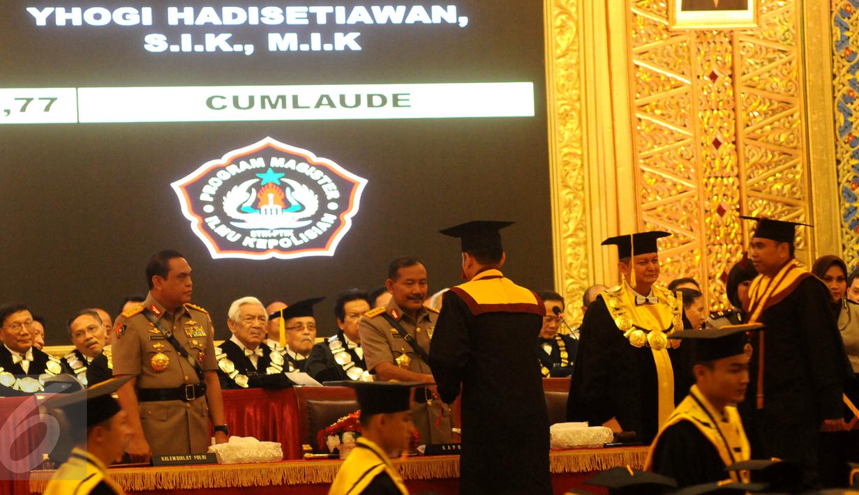 Kapolri Jenderal Badrodin Haiti memimpin acara Dies Natalis PTIK ke-70 di Auditorium PTIK, Jakarta, Jumat (17/6). Sebagain besar dari wisudawan merupakan perwira pertama dan menengah Polri berpangkat AKP dan Kompol. (Liputan6.com/Helmi Afandi)