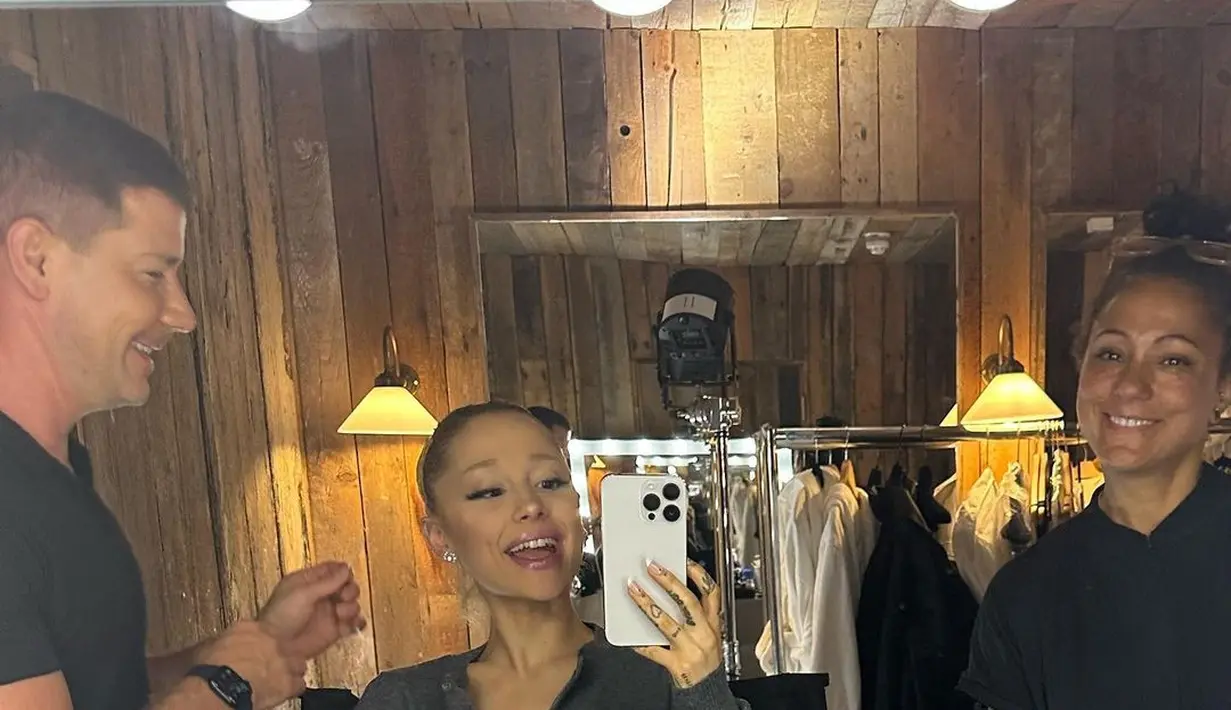 Atau keseruan ketika dirinya sedang dirias, Ariana Grande melakukan mirror selfie. Dibalut sweater abu-abu dan celana jeans, Ariana tampak bahagia sedang dirias. Foto: Instagram.