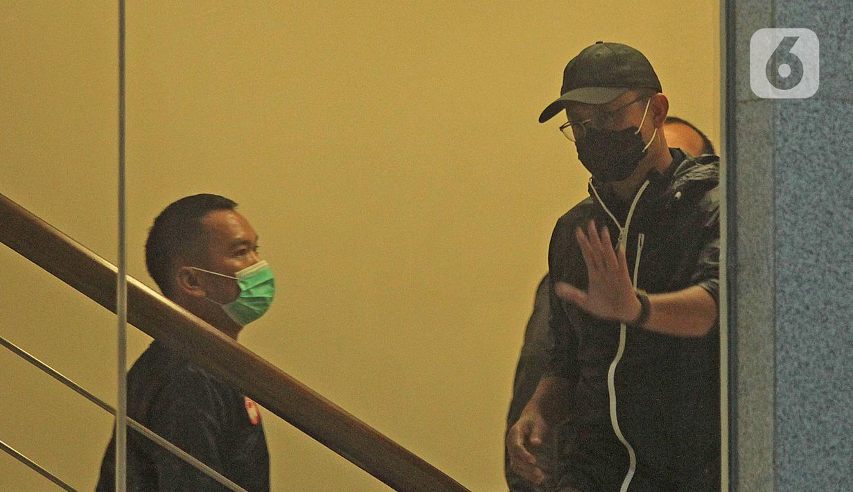 FOTO: Mensos Juliari Batubara Serahkan Diri Ke KPK - News ...