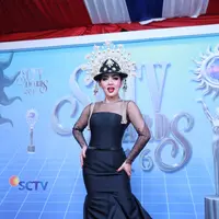 Sontak saja netizen mengarah kepada penyanyi yang sering tampil glamour tersebut. Hal itu juga bisa dilihat dari barang yang dikenakan, hingga beberapa kali terlihat seringnya liburan ke luar negeri. (Adrian Putra/Bintang.com)