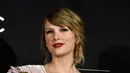 Penyanyi Taylor Swift berpose dengan piala kategori top female artist dan top selling album for "reputation" dalam acara Billboard Music Awards di MGM Grand Garden Arena, Las Vegas, (21/5). (AFP Photo/Frazer Harrison)
