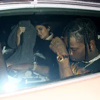Kylie Jenner dan Travis Scott terkenal sebagai pasangan yang menutup kisah cintanya rapat-rapat. (Backgrid - HollywoodLife)