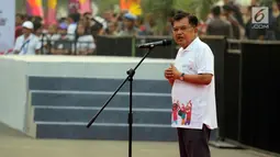 Wakil Presiden Jusuf Kalla memberikan sambutaan saat melepas parade Asian Games 2018 di Monas, Jakarta, Minggu (13/5). Parade Asian Games ini diikuti oleh 4.800 peserta dari berbagai kelompok masyarakat dan institusi. (Liputan6.com/Arya Manggala)