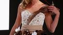 Presenter TV Prancis, Marie Portolano memperagakan gaun yang terbuat dari cokelat selama Chocolate Fair (Salon du Chocolat) di Paris, Selasa (30/10). Acara tersebut diselenggarakan hingga 4 November 2018 mendatang. (FRANCOIS GUILLOT/AFP)