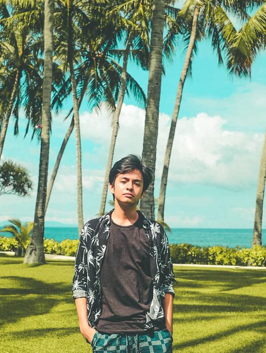 Beberapa waktu lalu Angga Yunanda kedapatan menghabiskan waktunya di kota kelahirannya, Lombok. Aktor kelahiran 16 Mei 2000 ini makin tampan mengenakan kemeja pattern dipadukan dengan tshirt polos. Angga memang dikenal tak mau ribet dengan outfit liburannya.(Liputan6.com/IG/@anggayunandareal16)