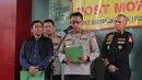Penyerahan jenazah korban tewas yang teridentifikasi dipimpin langsung Kepala Rumah Sakit Polri Kramat Jati, Brigjen Pol Prima Heru Yulihartono. Tampak dalam foto, Kepala Rumah Sakit Polri Kramat Jati, Brigjen Pol Prima Heru Yulihartono saat membacakan nama-nama korban kebakaran Gedung Terra Drone yang sudah terindentifikasi di Rumah Sakit Bhayangkara R. Said Sukanto atau RS Polri Kramat Jati, Jakarta, Rabu (10/12/2025). (merdeka.com/magang/Rendi Saputra)